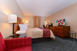 Superior Room, 1 King Bed, Non Smoking | Iron/ironing board, free WiFi, bed sheets, alarm clocks - Red Roof Inn Chambersburg (Chambersburg)