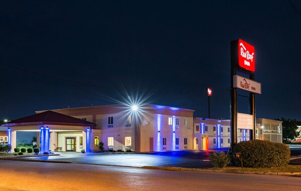 A Red Roof Inn with a well-lit entrance, multiple rooms, and a parking area. - Red Roof Inn Chambersburg (Chambersburg)