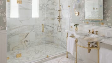 Villa Premier (Veranda) | Bagno | Doccia, soffione a pioggia, set di cortesia gratuito, asciugacapelli