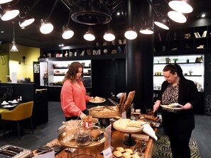 Daily buffet breakfast for a fee - Mercure Arras Centre Gare (Arras)