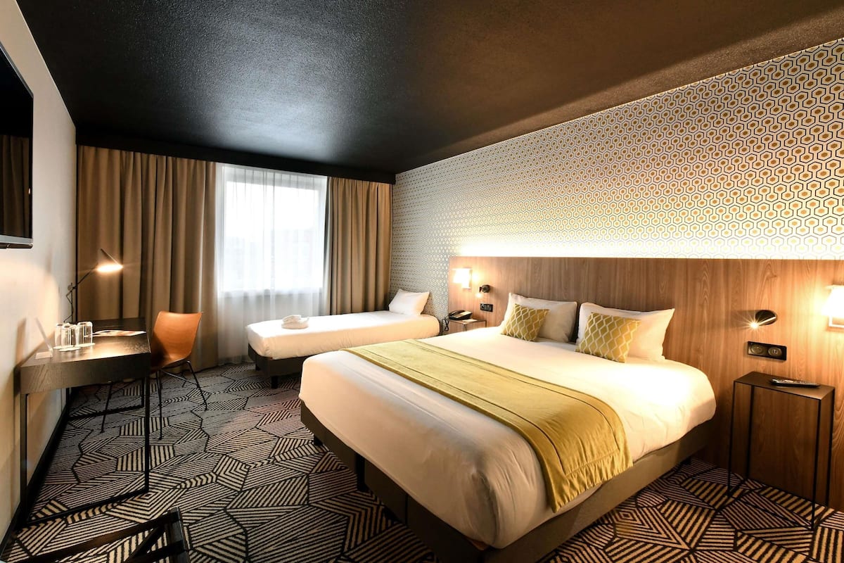 ファミリー ルーム ベッド (複数台) (Superior) | 高級寝具、デスク、遮光カーテン、防音設備