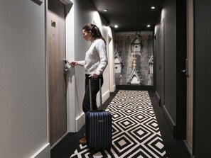 Privilege, Szoba, 1 kétszemélyes ágy és egy kinyitható kanapé | Prémium ágynemű, íróasztal, sötétítőfüggöny és hangszigetelés