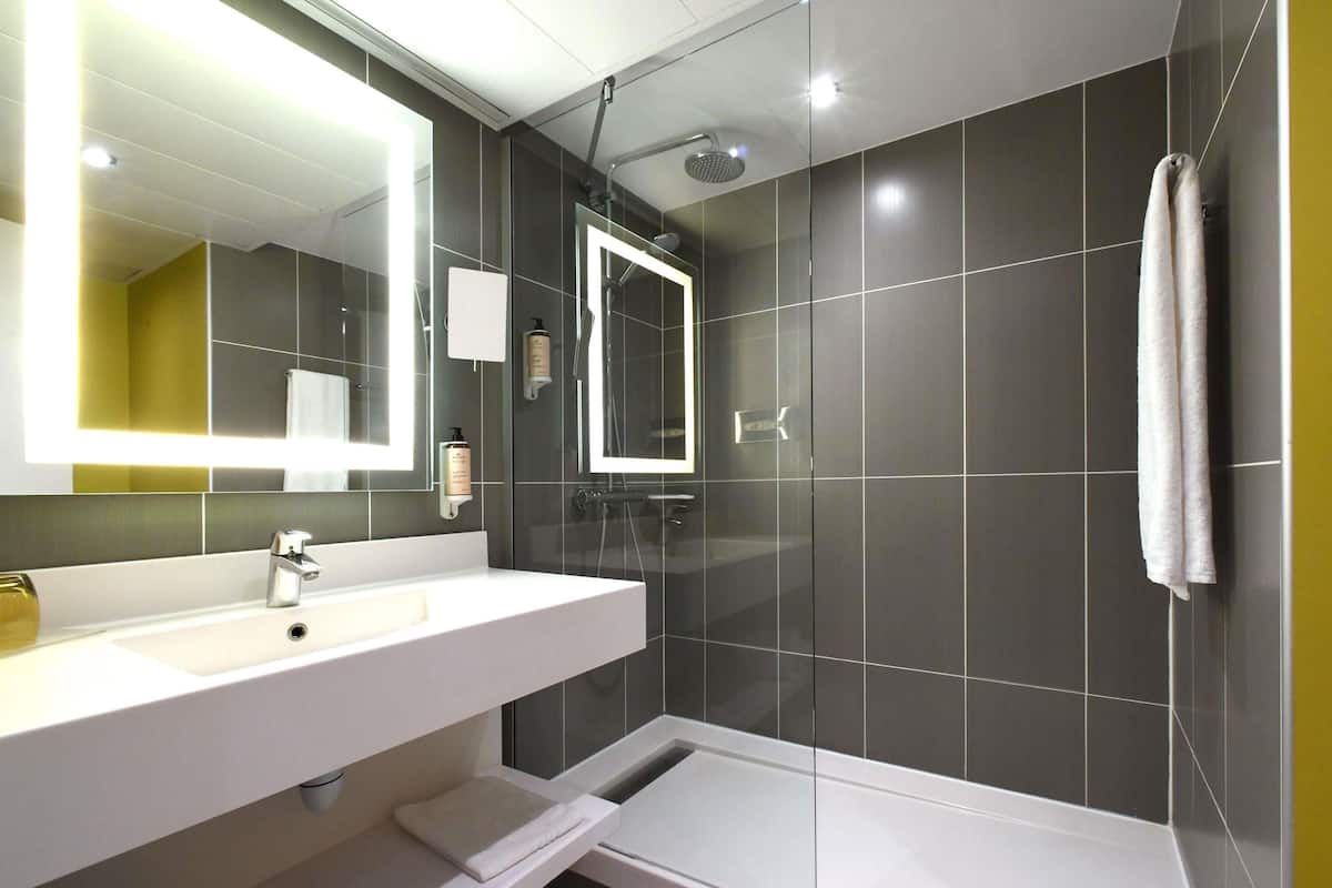 Premium bedding, desk, blackout drapes, soundproofing