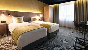 A hotel room with two beds, a desk, and a chair. - Mercure Arras Centre Gare (Arras)