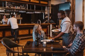 Breakfast, lunch and dinner served - Grouse Mountain Lodge (Whitefish)