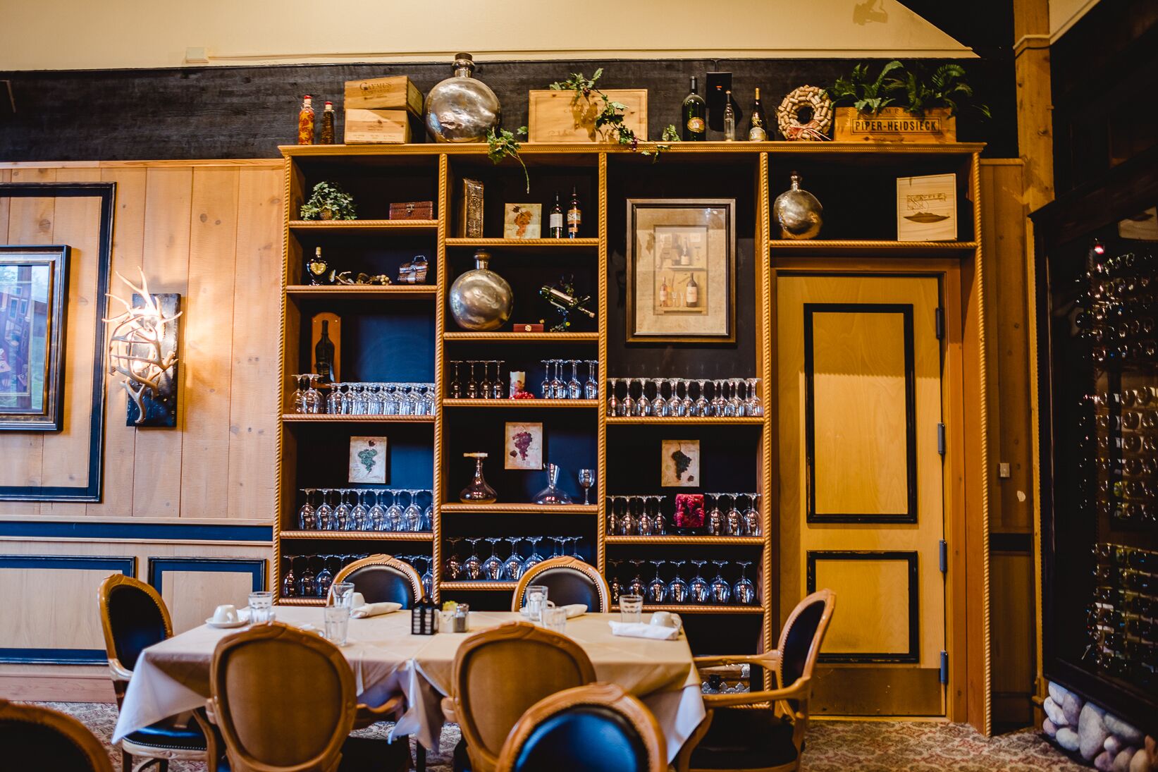 breakfast, lunch and dinner served