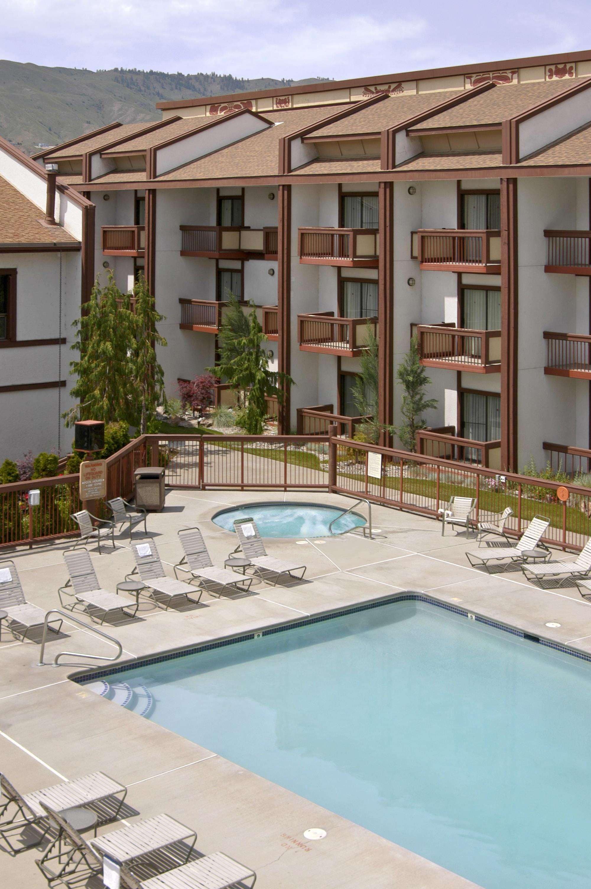 Hồ bơi ngoài trời phục vụ theo mùa, dù/ô trên bãi biển/hồ bơi 