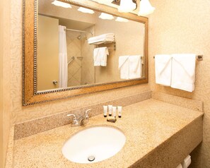 Combined shower/tub, free toiletries, hair dryer, towels - Red Lion Hotel Wenatchee City Center (Wenatchee)