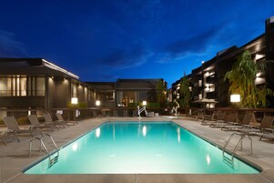 Una piscina al aire libre de temporada (de 09:00 a 21:00), sombrillas