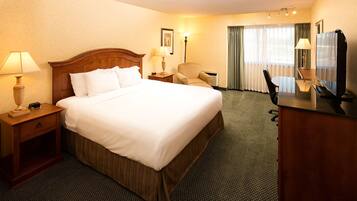 Schreibtisch, Verdunkelungsvorhänge, Bügeleisen/Bügelbrett