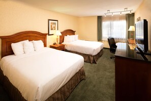 Desk, blackout curtains, iron/ironing board, free cots/infant beds - Red Lion Hotel Wenatchee City Center (Wenatchee)