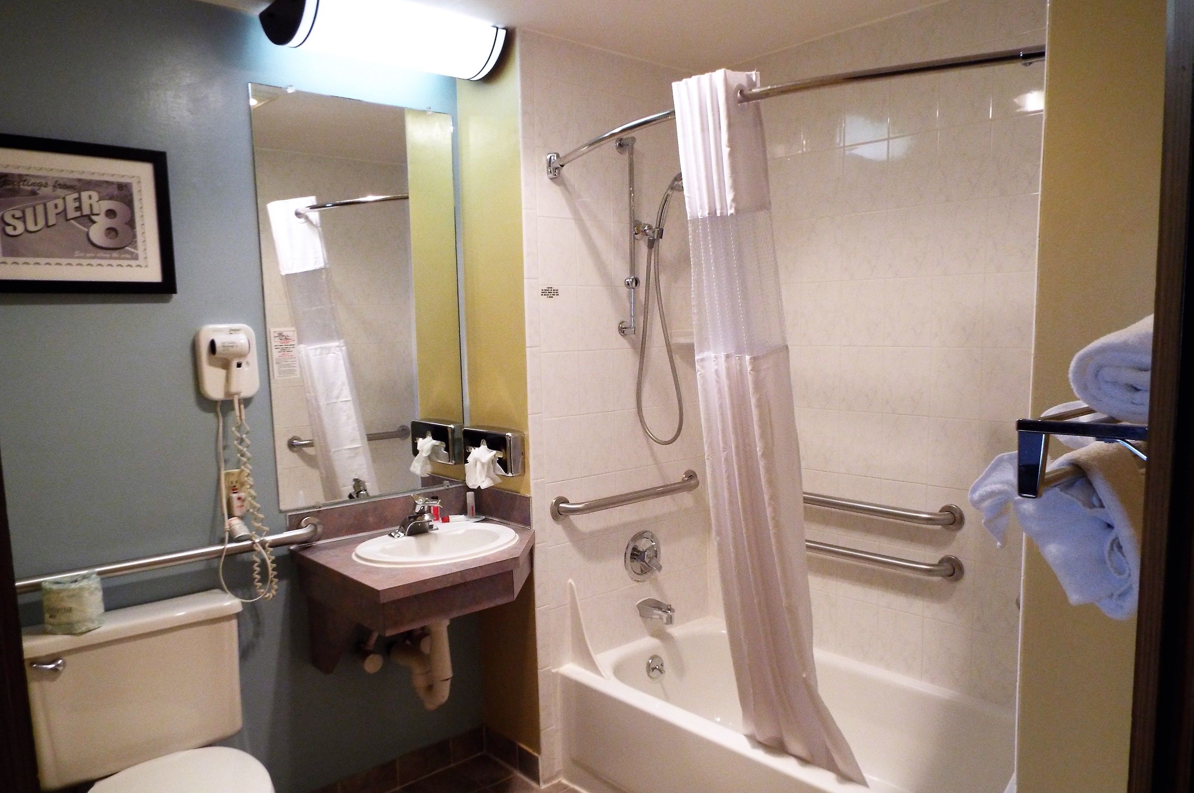 Une salle de bain équipée d’une baignoire, d’une douche, d’un lavabo et de toilettes.