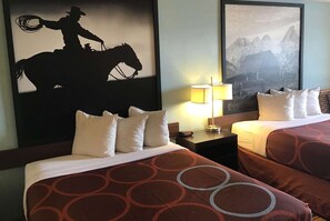 Escritorio, cortinas blackout y tabla de planchar con plancha 