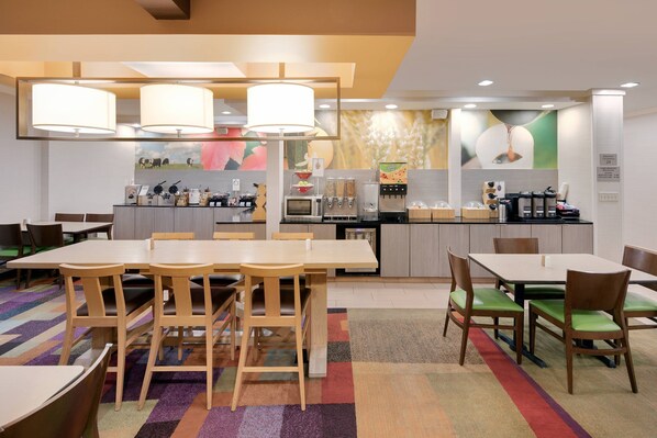 Free daily continental breakfast - Fairfield Inn & Suites by Marriott Austin-University Area (Austin)