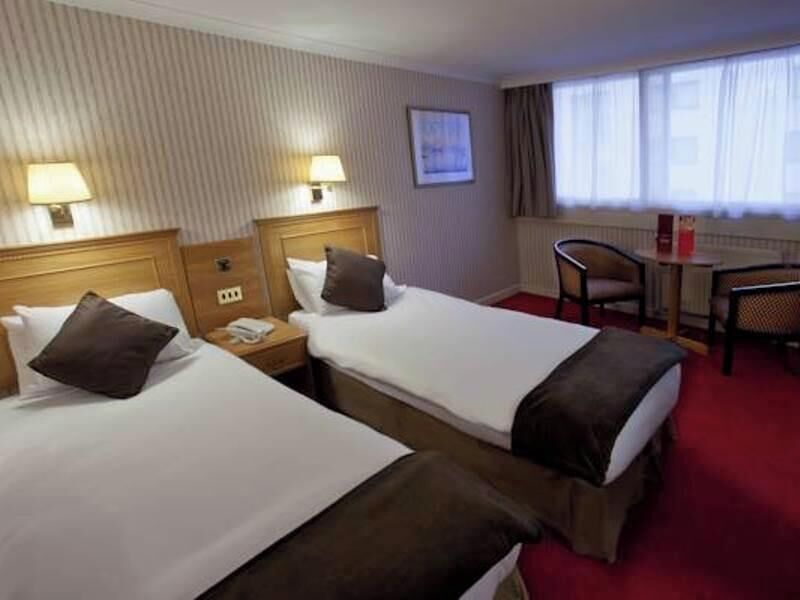 Hypo-allergenic bedding, desk, free WiFi, bed sheets