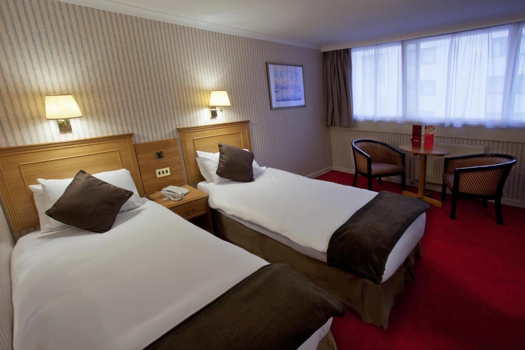 Hypo-allergenic bedding, desk, free WiFi, bed sheets