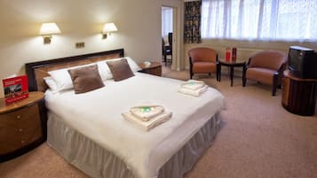 Hypo-allergenic bedding, desk, free WiFi, bed sheets