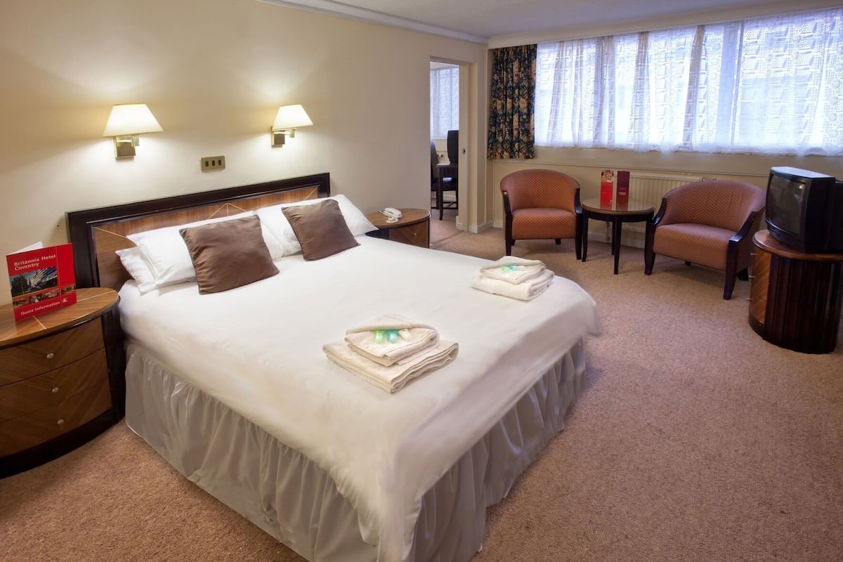 Hypo-allergenic bedding available, desk, WiFi (free), bed sheets