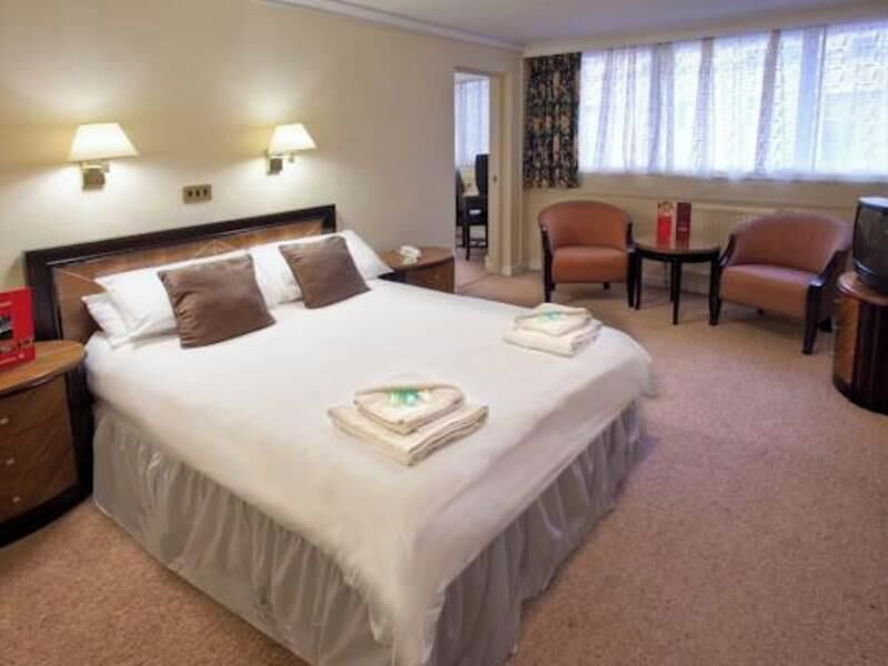 Hypo-allergenic bedding, desk, free WiFi, bed sheets