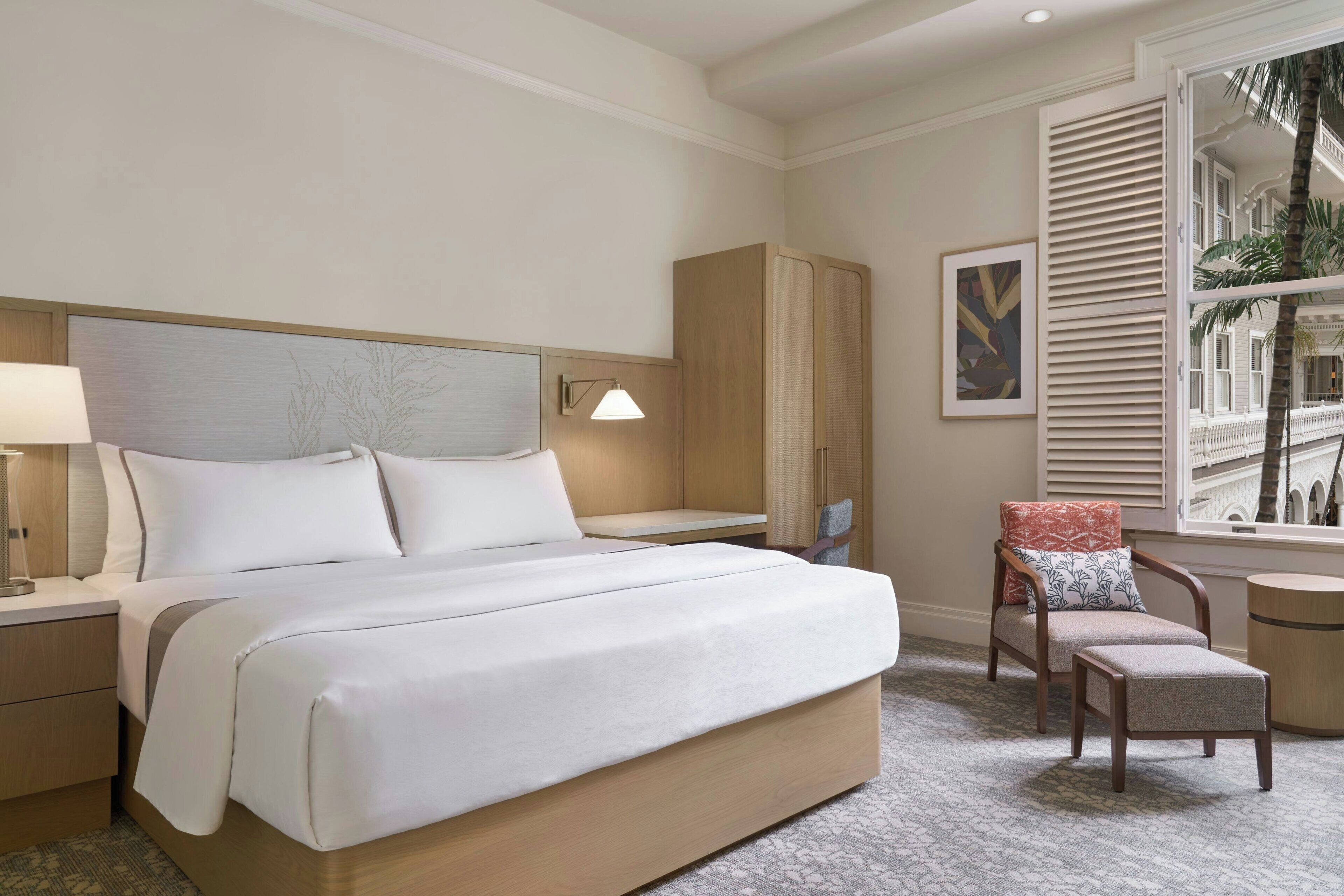 高档床上用品、加厚床垫、客房内保险箱、办公桌