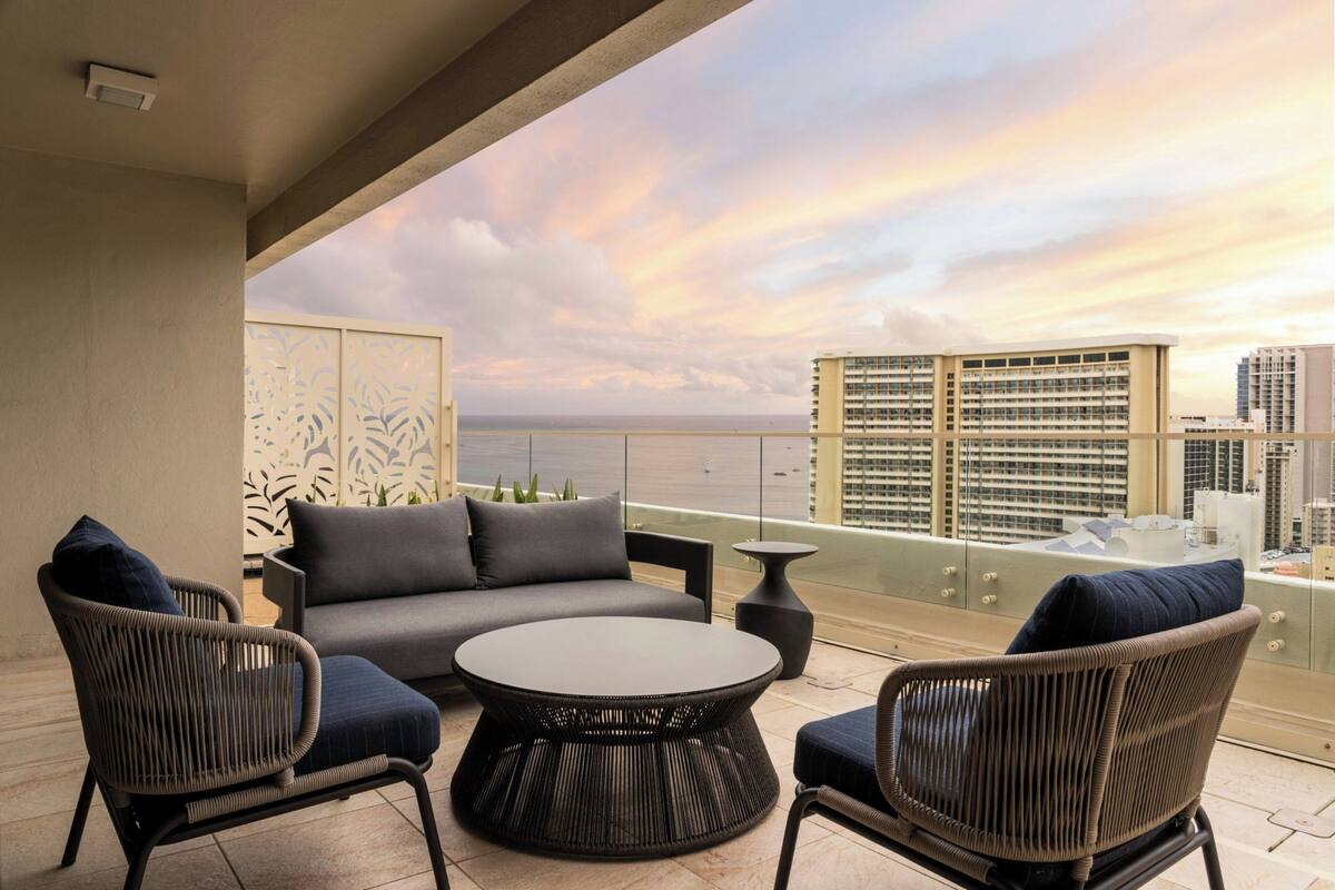 Penthouse, Non Smoking (SW-M) | Premium bedding, pillowtop beds, in-room safe, desk