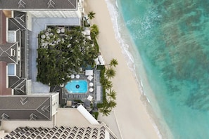 A resort with a swimming pool surrounded by palm trees and beach access. - Moana Surfrider, A Westin Resort & Spa, Waikiki Beach (Honolulu)