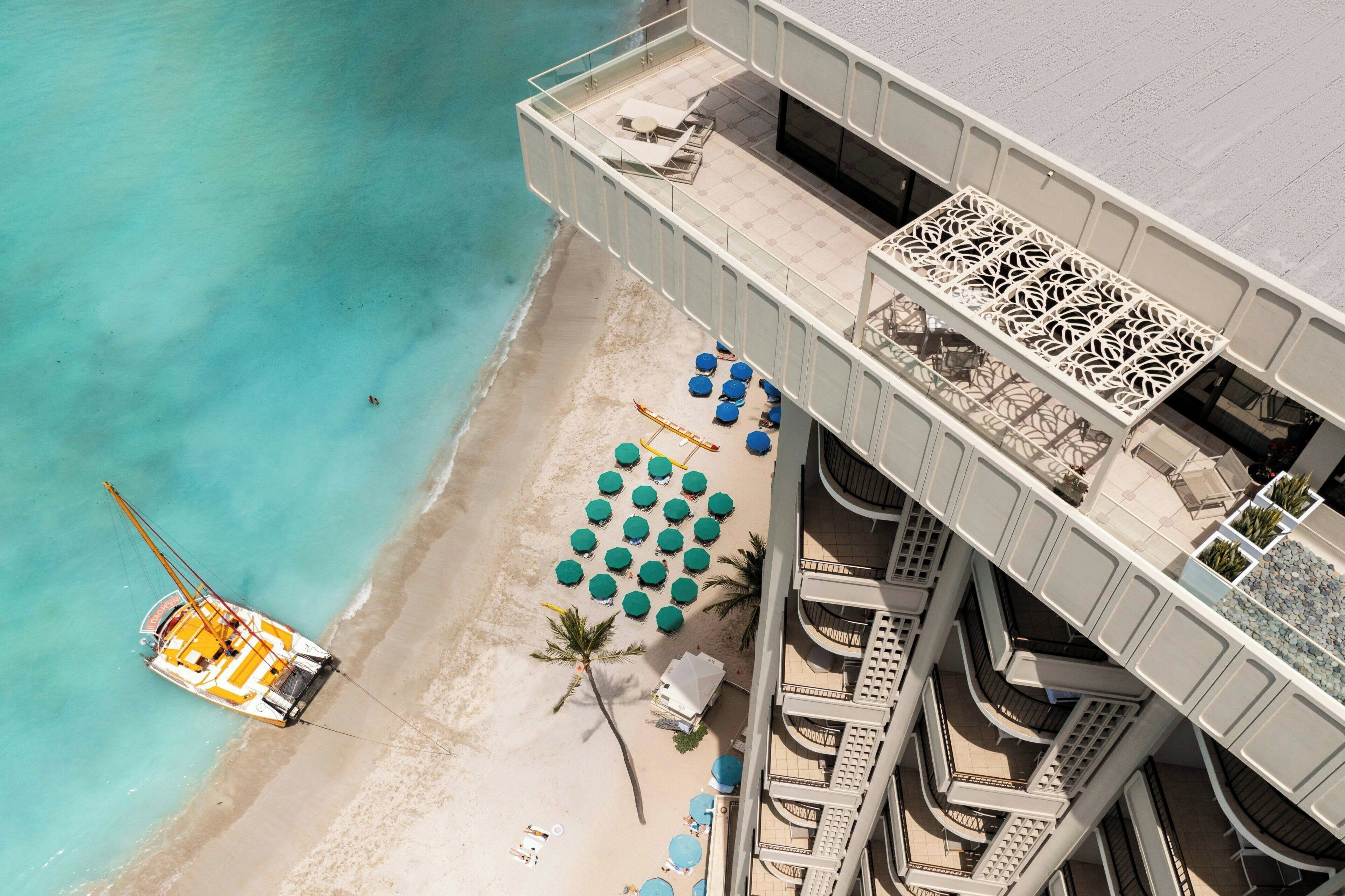 高档床上用品、加厚床垫、客房内保险箱、办公桌