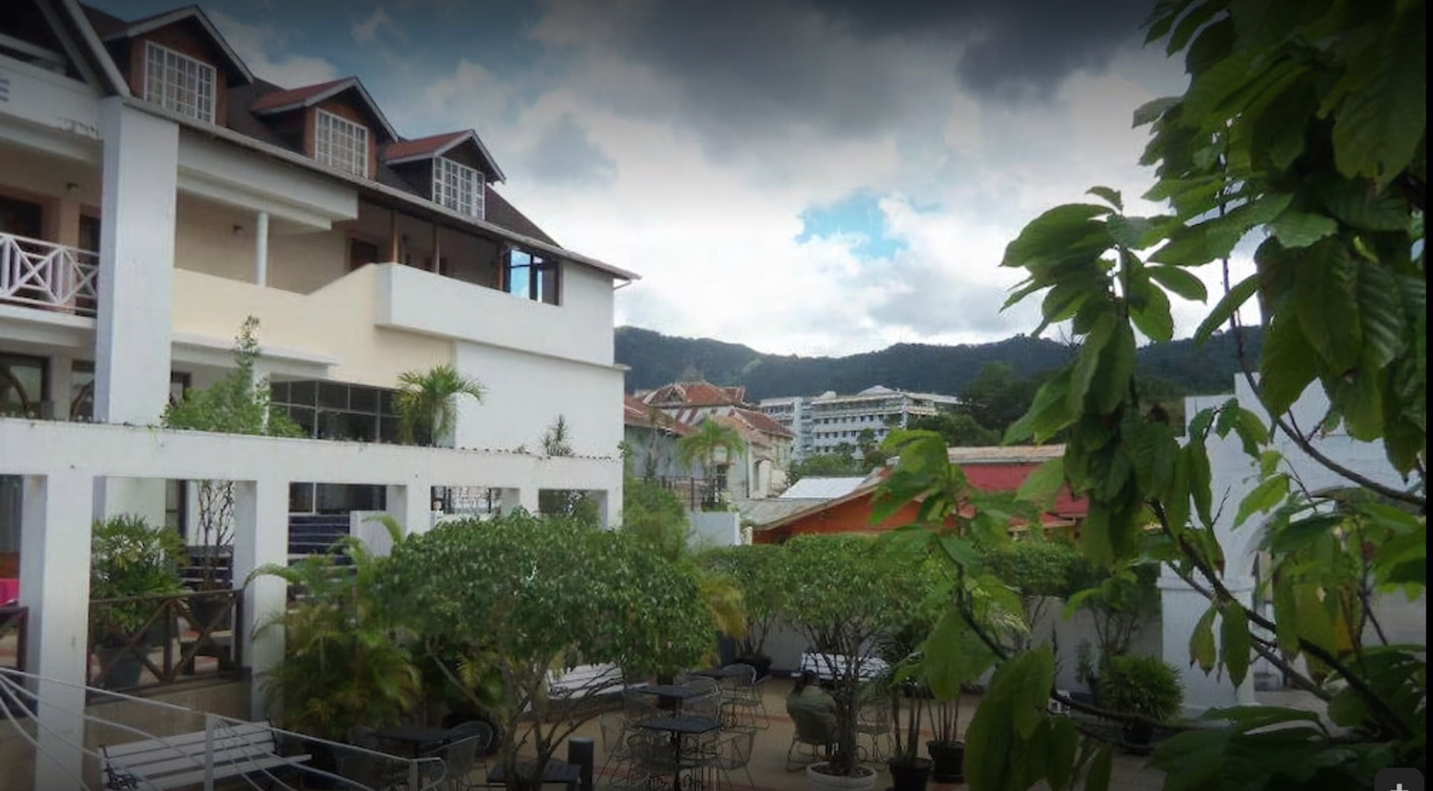 Un immeuble à plusieurs étages doté de balcons et d’espaces de détente en plein air.