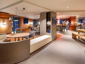 Desayuno buffet diario (EUR 12 por persona)