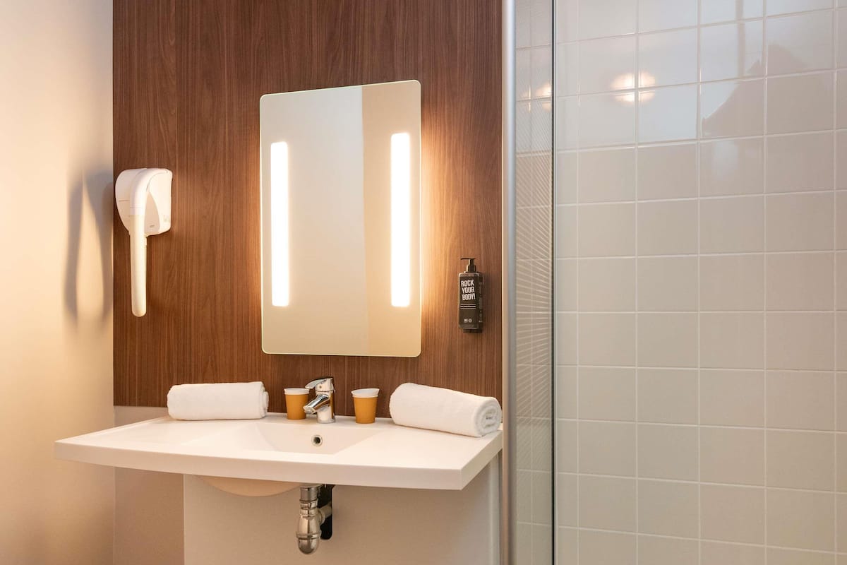 Familienzimmer, 2Â Doppelbetten, Verbindungszimmer | Hochwertige Bettwaren, laptopgeeigneter Arbeitsplatz