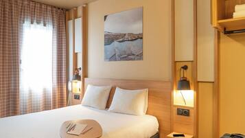 Ropa de cama de alta calidad y espacio para trabajar con laptop