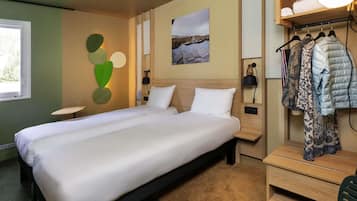 Ropa de cama de alta calidad y espacio para trabajar con laptop