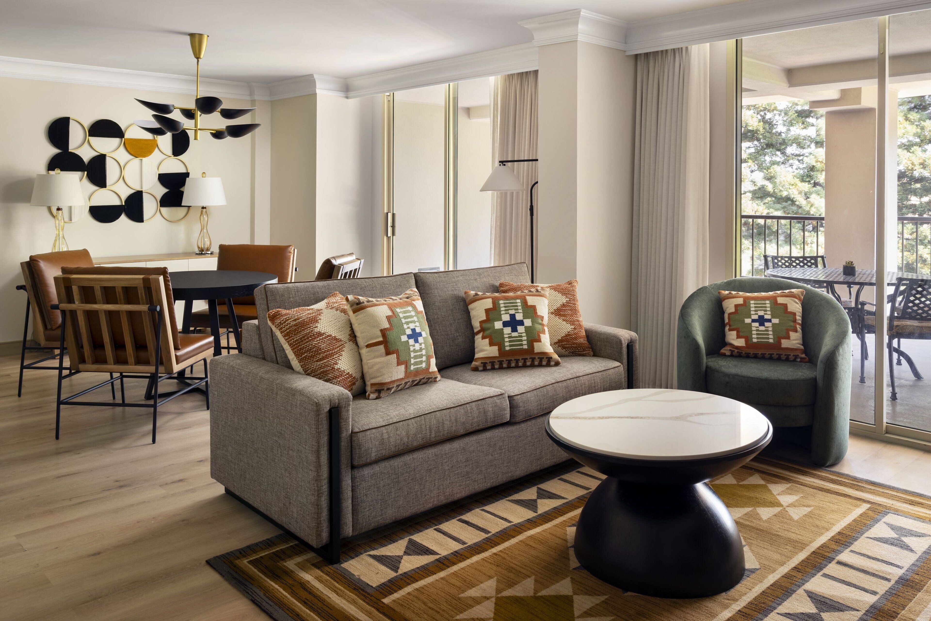 ピロートップベッド、客室ごとに異なるイン  テリア、デスク、遮光カーテン