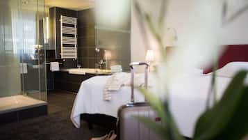 Superior Suite (Chic) | Bathroom | Free toiletries, hair dryer, bathrobes, slippers