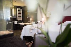 Superior Suite (Chic) | Bathroom | Free toiletries, hair dryer, bathrobes, slippers