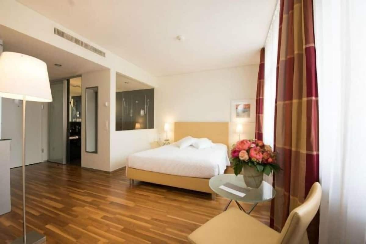 1 bedroom, premium bedding, minibar, in-room safe
