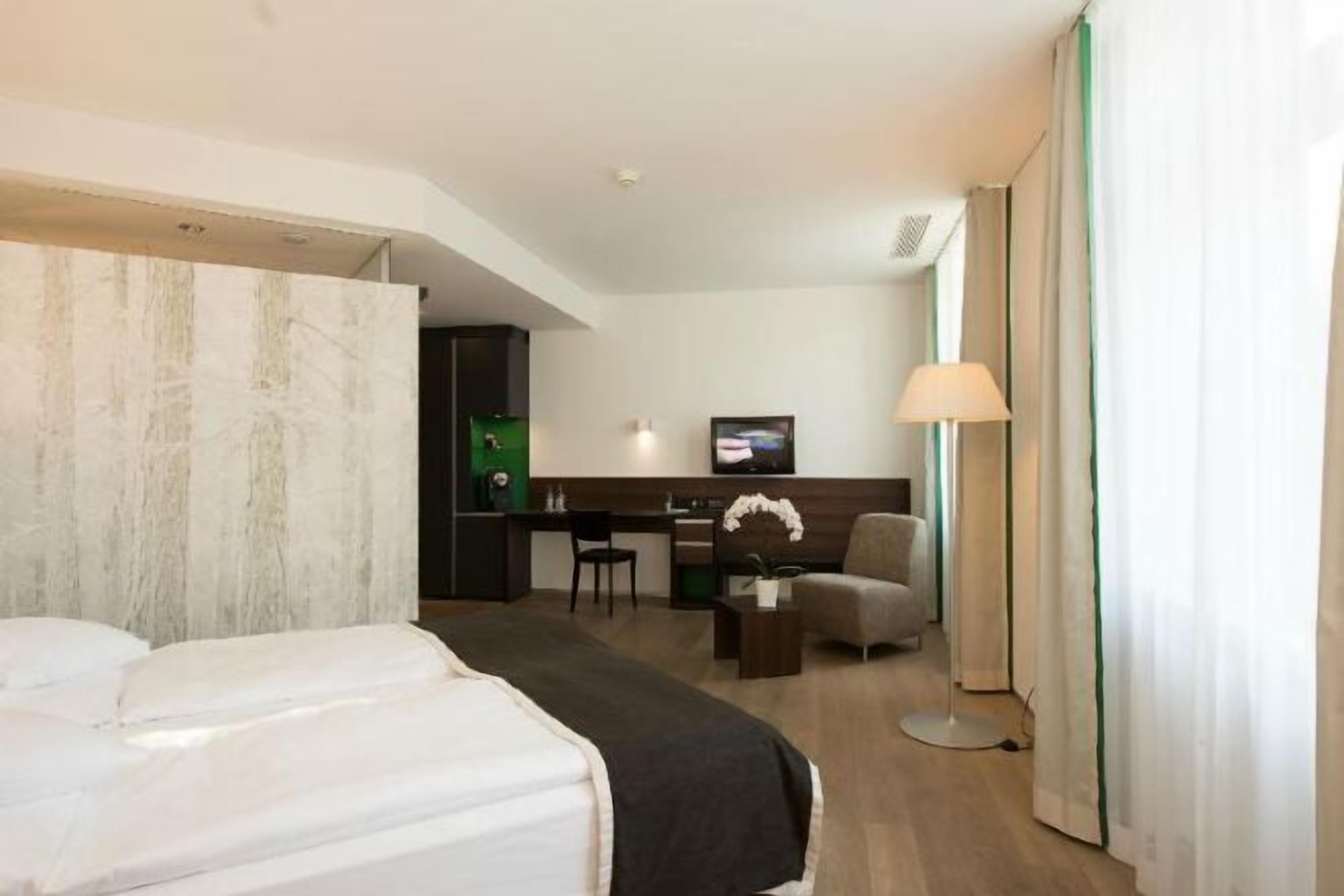 1 bedroom, premium bedding, minibar, in-room safe
