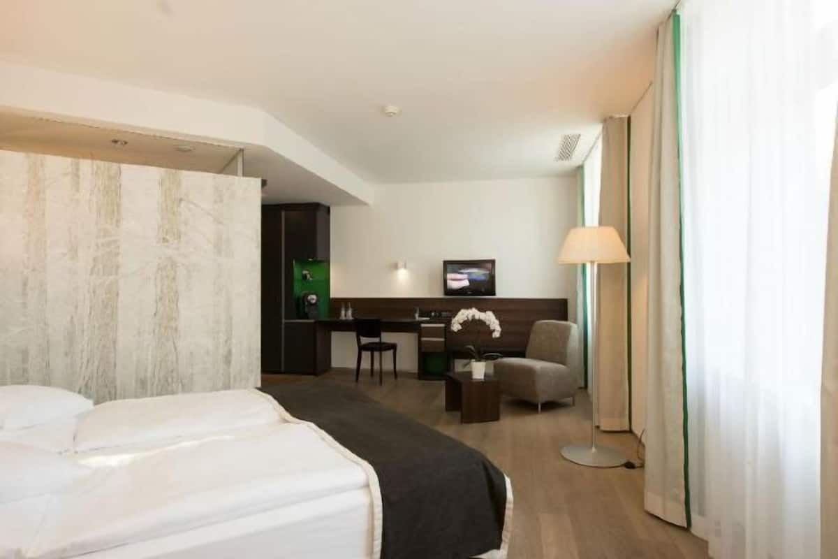 1 bedroom, premium bedding, minibar, in-room safe
