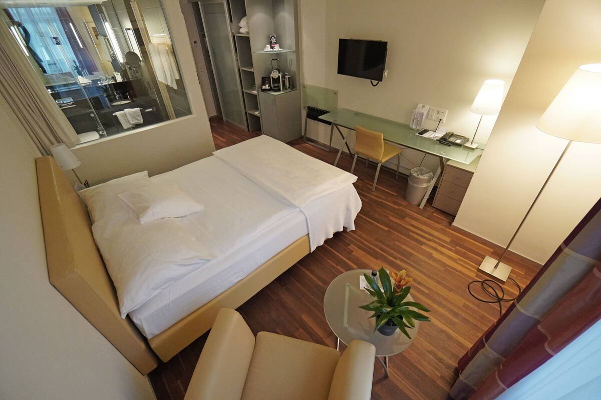 Økonomi-dobbeltrom, 1 queensize-seng | 1 soverom, sengetøy av topp kvalitet, minibar og safe på rommet