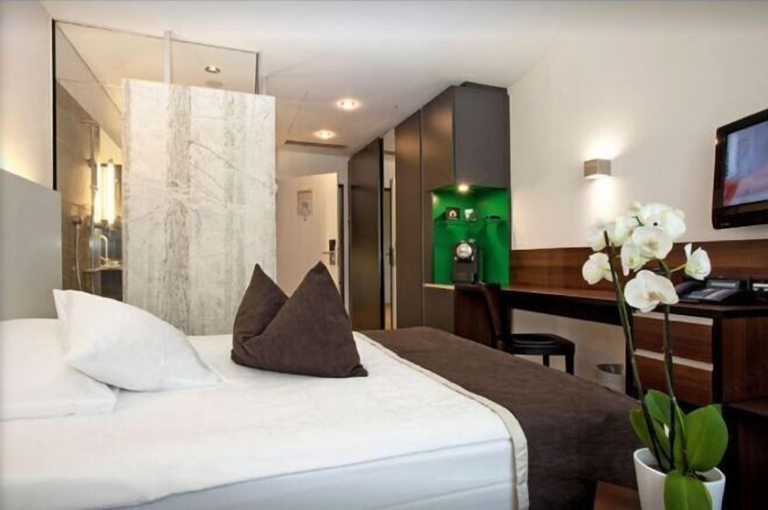 1 bedroom, premium bedding, minibar, in-room safe