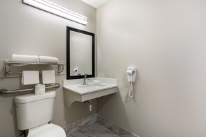 Superior Room, 1 King Bed, Accessible, Non Smoking | Bathroom | Hair dryer, towels, soap, shampoo