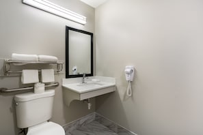 Superior-Zimmer, 1 King-Bett, barrierefrei, Nichtraucher | Badezimmer | Haartrockner, Handtücher, Seife, Shampoo