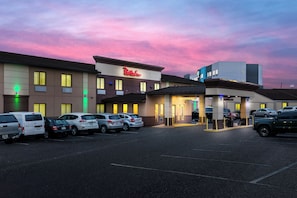 A Red Roof Inn with a parking lot and a building facade. - Red Roof Inn Denver - Lancaster County (Denver)