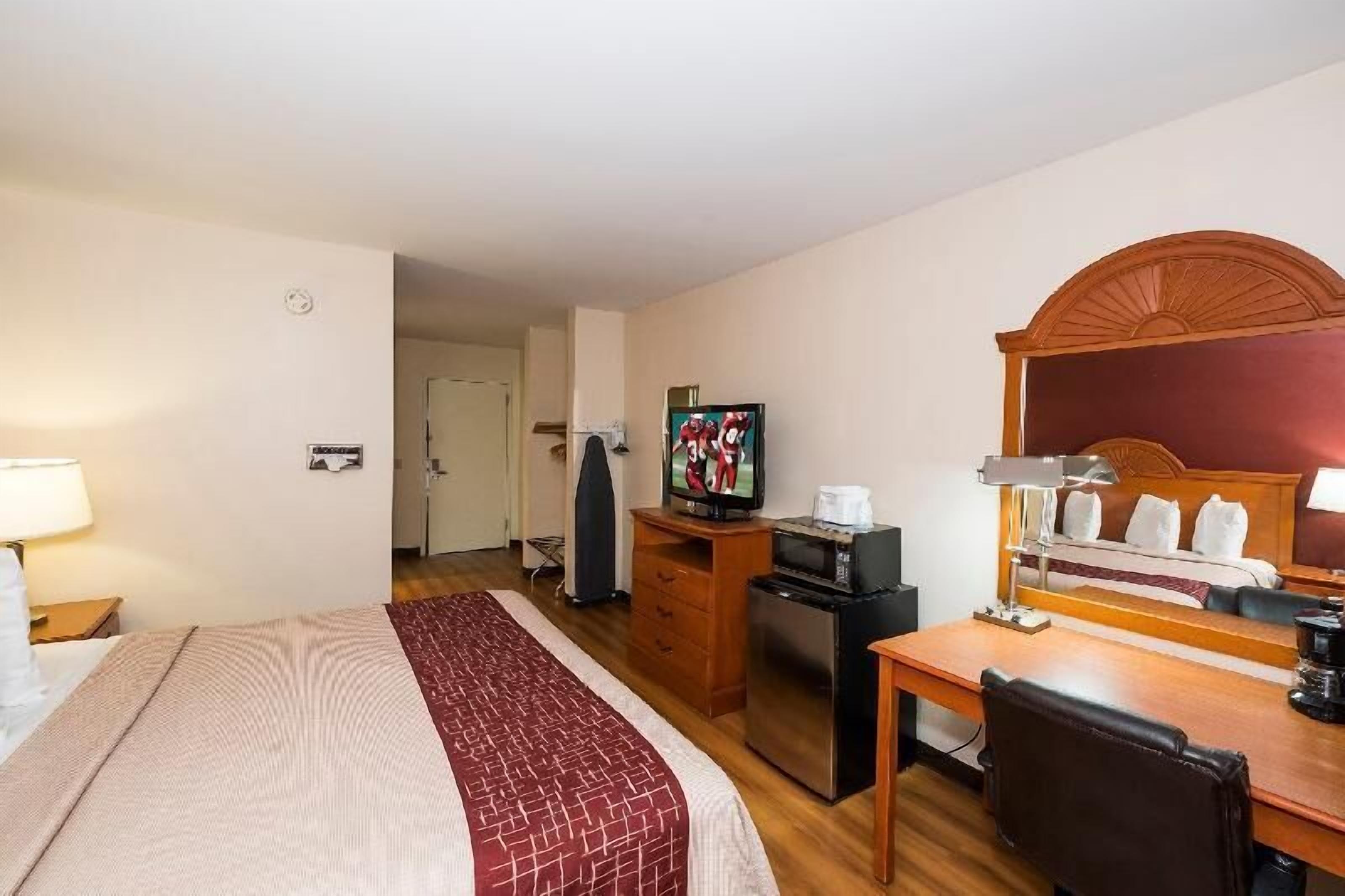 Blackout drapes, free WiFi, bed sheets