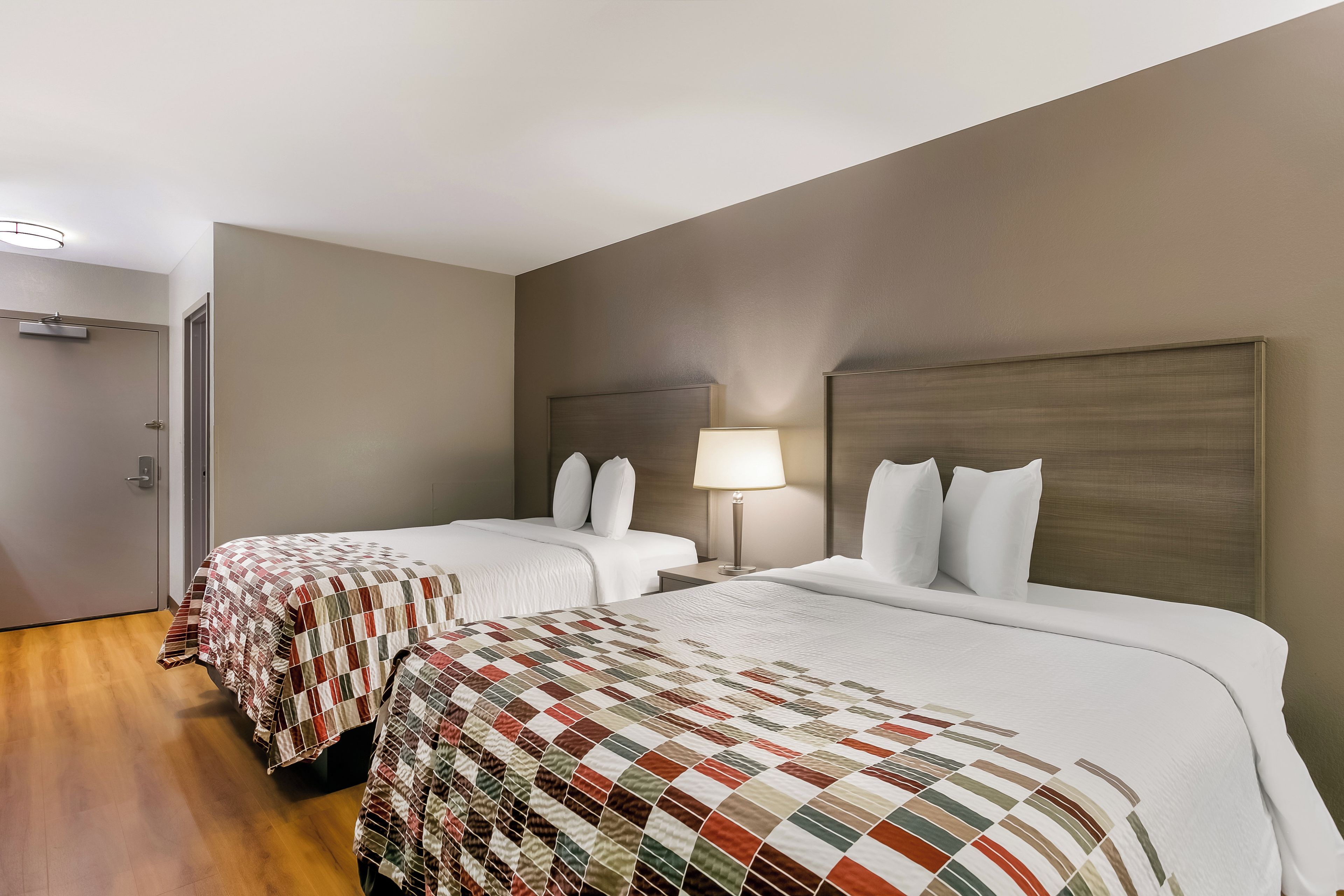 Quarto standard, 2 camas Queen, para não fumantes | Cortinas blackout, Wi-Fi de cortesia, roupa de cama