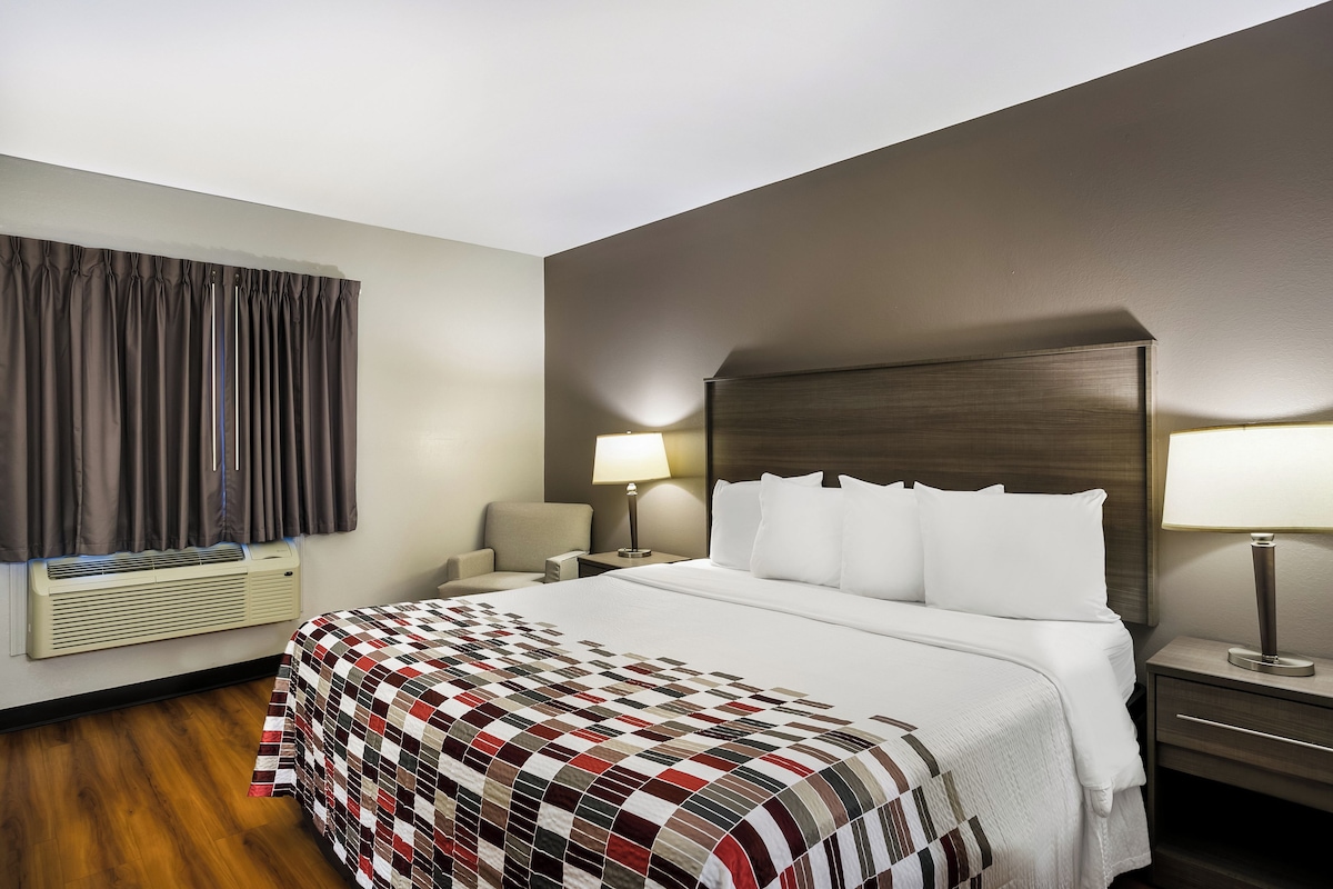 Habitación superior, 1 cama King size, con acceso para personas discapacitadas, para no fumadores | Cortinas blackout, wifi gratis y ropa de cama 