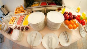 Un buffet proposant une variété de plats et d’ustensiles.