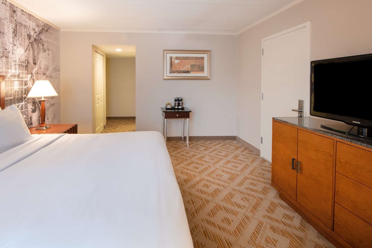 Standard Room, 1 King Bed | 1 bedroom, hypo-allergenic bedding, in-room safe, iron/ironing board