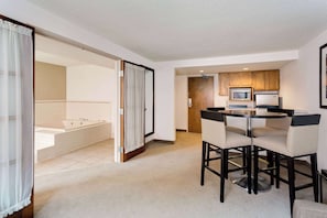 Suite, 1 Queen Bed | Desk, iron/ironing board, rollaway beds, free WiFi