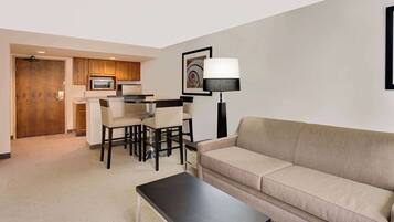 Suite, 1 kingsize-seng | Skrivebord, strykejern/-brett, wi-fi (inkludert) og sengetøy